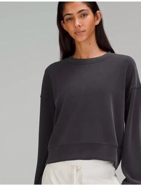 Lululemon Softstreme Perfectly
Oversized Cropped Crew
Colour Black size 4